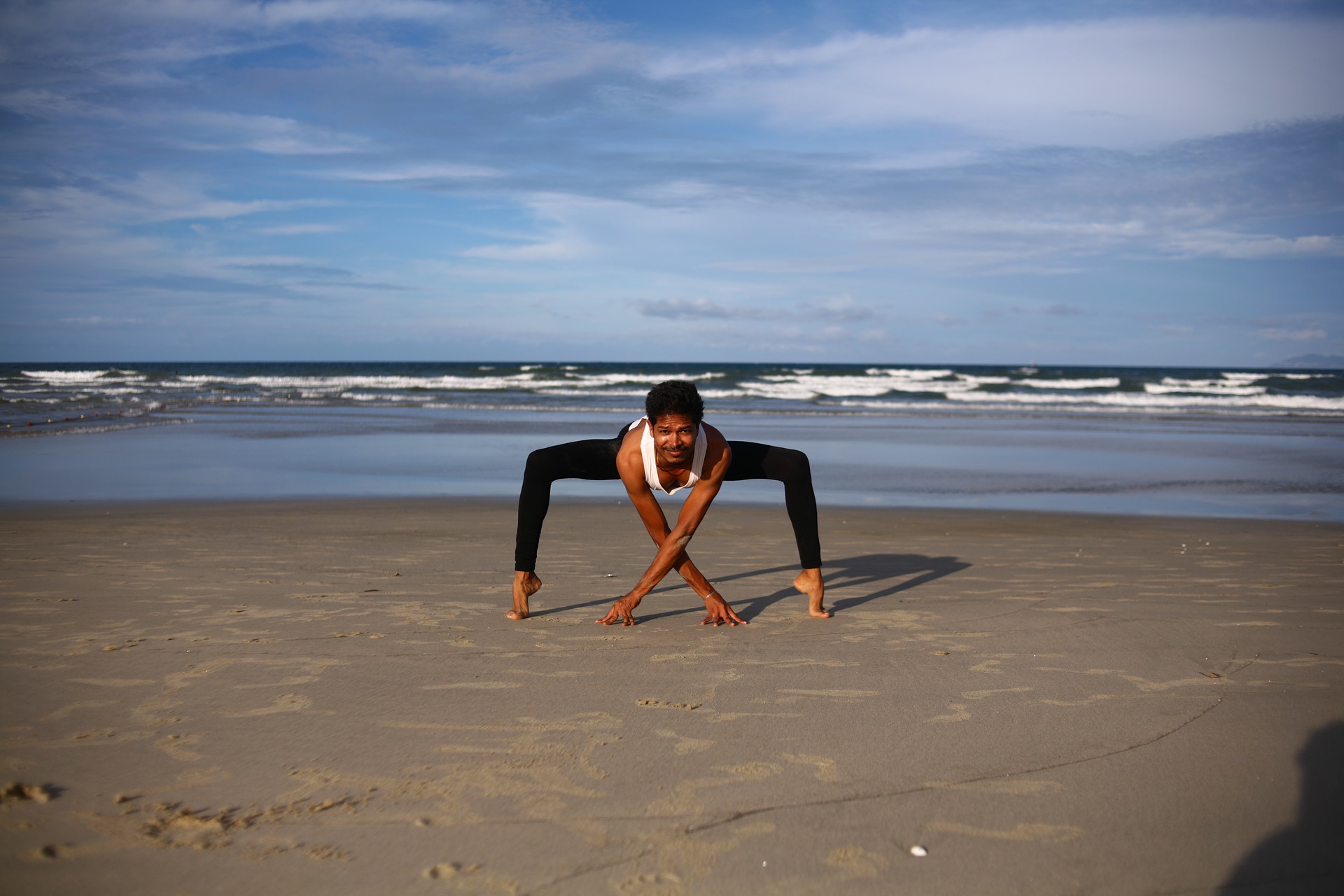 Рыба йог. Йога на берегу океана. Йога на пляже. Поза йоги на берегу. Медитация на берегу океана.