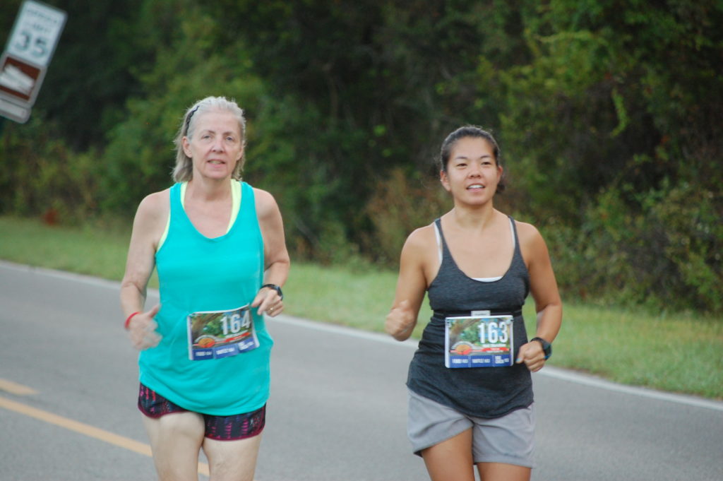 Under the Oaks 10K 2017: Mom and I getting started